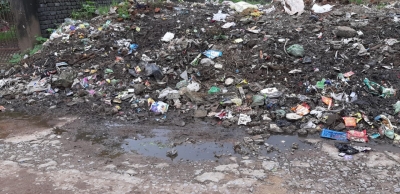 सड़क में बह रहा नाली का गंदा पानी