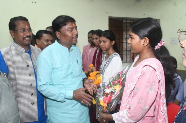 छू लो आसमान के सफल विद्यार्थियों का वन मंत्री श्री केदार कश्यप ने किया सम्मान