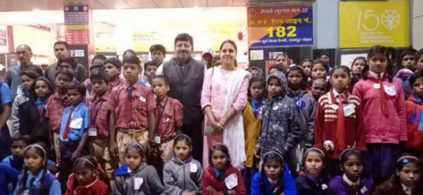 कमार और भुंजिया जनजाति के बच्चे ट्रेन और हवाई जहाज देख हुए रोमांचित