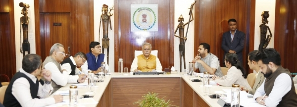 मुख्यमंत्री की अध्यक्षता में आयोजित बैठक में उच्च शिक्षा मंत्री श्री उमेश पटेल से सम्बद्ध विभागों के बजट प्रस्तावों पर विस्तृत विचार-विमर्श