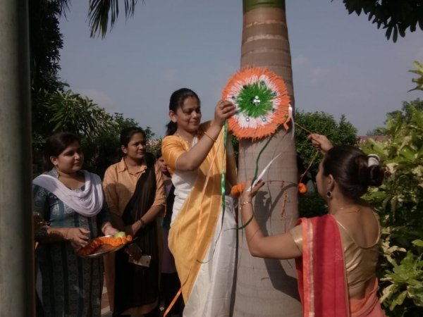 वृक्ष को भाई मानकर पहनाई तिरंगे की राखी