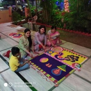 दीपोत्सव की अगवानी में घर-घर बनी रंगोली