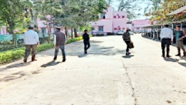 सड़क के लिए मांगे थे 10 लाख