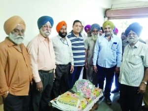 भिलाई। भाजपा के प्रत्याशी विद्यारतीन भसीन के निवास पर छत्तीसगढ़ सिक्ख पंचायत के पदाधिकारियों ने भेंट कर शुभकामनाएं दी एवं विजयी होने का आशीर्वाद दिया। गुरनाम सिंह कुका, जशबीर सिंह चहल, गुरमीत सिंह सेखी, बलविंदर सिंह कलेर, बलकार सिंह, वीर सिंह, तजेन्द