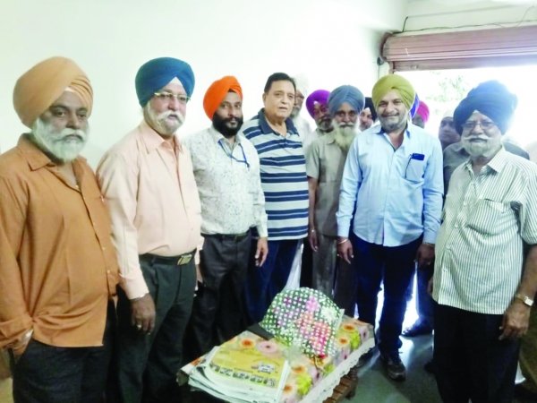 भिलाई। भाजपा के प्रत्याशी विद्यारतीन भसीन के निवास पर छत्तीसगढ़ सिक्ख पंचायत के पदाधिकारियों ने भेंट कर शुभकामनाएं दी एवं विजयी होने का आशीर्वाद दिया। गुरनाम सिंह कुका, जशबीर सिंह चहल, गुरमीत सिंह सेखी, बलविंदर सिंह कलेर, बलकार सिंह, वीर सिंह, तजेन्द