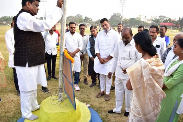 खुर्सीपार में विधायक देवेंद्र यादव ने शान से लहराया तिरंगा