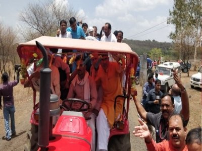 आदिवासियों को शहर के बाहर रोकने पर भड़के शिवराज, खुद उन्हें लेने पहुंचे; ट्रैक्टर में बैठकर आए