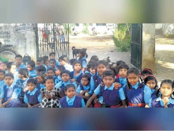 शिकायत के बाद हटाए शराबी शिक्षक को फिर से स्कूल में किया पदस्थ, विरोध में धरने पर बैठ गए छात्र-छात्राएं