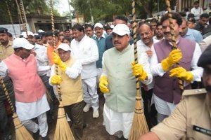 मुख्यमंत्री डॉ.यादव ने स्वच्छता के लिए श्रमदान कर &quot;स्वच्छोत्सव&quot; का किया शुभारंभ