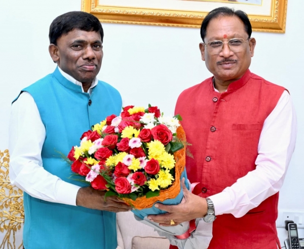 मुख्यमंत्री&nbsp; विष्णु देव साय से गोवा के खेल एवं जनजातीय कल्याण मंत्री  रमेश तावड़कर की सौजन्य भेंट मुख्यमंत्री  विष्णु देव साय