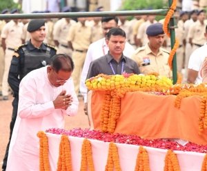 मुख्यमंत्री ने शहीद एएसपी  आकाश राव गिरपुंजे को दी श्रद्धांजलि: पार्थिव शरीर को कंधा देकर दी अंतिम विदाई