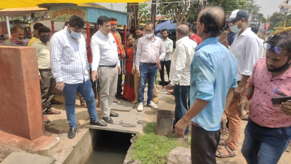 माँ शीतला सब्जी बाजार पहुंचे महापौर धीरज बाकलीवाल, सुविधाओं का लिया जायजा