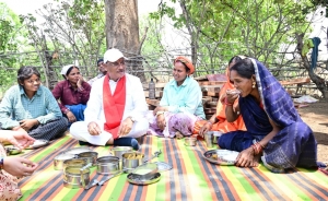 एक ग्रामीण का न्योता, मुख्यमंत्री का अपनापन - प्रधानमंत्री आवास से साकार हुआ सपना, मुख्यमंत्री ने कराया गृह प्रवेश