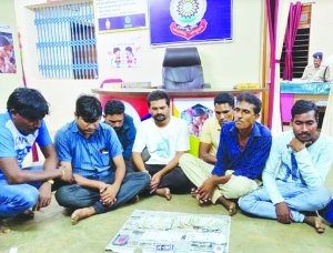 रंगे हाथ जुआं खेलते 8 लोग सपड़ाए