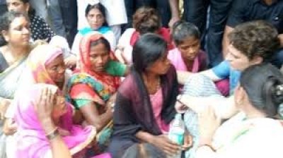 धरने के बाद आखिरकार कांग्रेस महासचिव प्रियंका गाँधी सोनभद्र में पीड़ितों से मिली