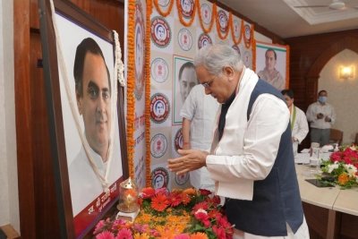 पूर्व प्रधानमंत्री भारत रत्न स्वर्गीय श्री राजीव गांधी की आज पुण्य तिथि : मुख्यमंत्री श्री भूपेश बघेल और उनके मंत्रिमंडल के सहयोगियों ने दी विनम्र श्रद्धांजलि