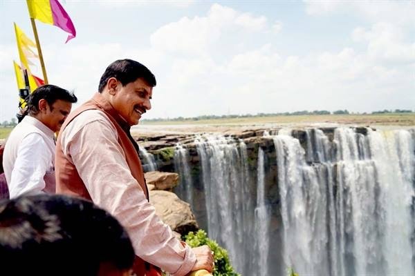 मुख्यमंत्री डॉ. यादव ने किया मऊगंज के बहुती जल प्रपात का अवलोकन