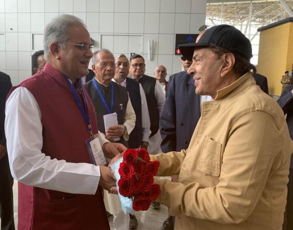 मुख्यमंत्री श्री भूपेश बघेल से आज राजधानी रायपुर के स्वामी विवेकानंद विमानतल पर बॉलीवुड के सुप्रसिद्ध फिल्म अभिनेता श्री धर्मेंद्र और श्री रंजीत की सौजन्य मुलाकात हुई...
