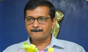 दिल्ली सचिवालय ने अंदर केजरीवाल पर हमला, चश्मा टूटा