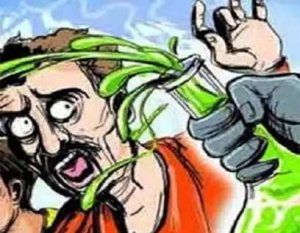 युवक पर एसिड अटैक; अस्पताल में नहीं थे डाक्टर, दस घंटे तड़पने के बाद मिला इलाज