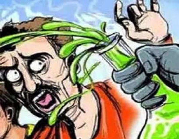 युवक पर एसिड अटैक; अस्पताल में नहीं थे डाक्टर, दस घंटे तड़पने के बाद मिला इलाज